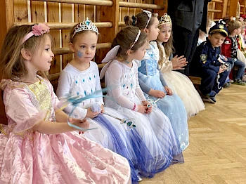 le carnaval des maternelles et déguisements de princesses